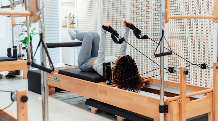 feme fiasant du pilates reformer