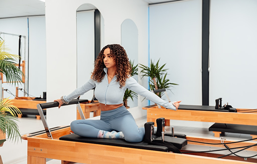 femme faisant du pilate reformers (pilates reformers)