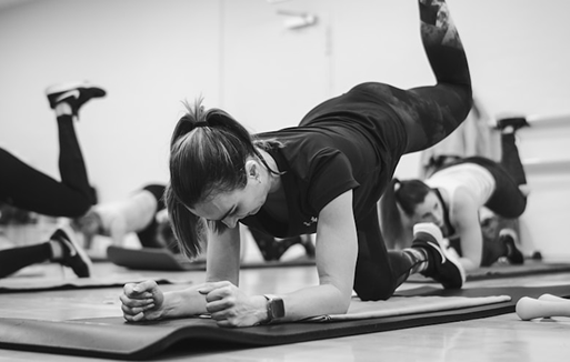 photo noir et blanc feme faisant du pilates sur tapis (pilates mat)